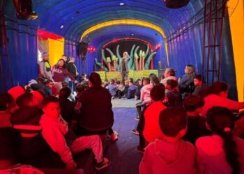 Ibiúna recebeu o Teatro Portátil com o espetáculo “Bichos Vermelhos”