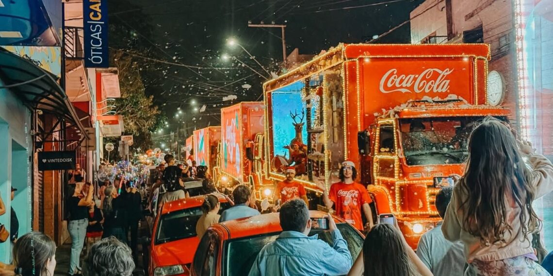 Caminhão da Coca-Cola encanta o público em Ibiúna