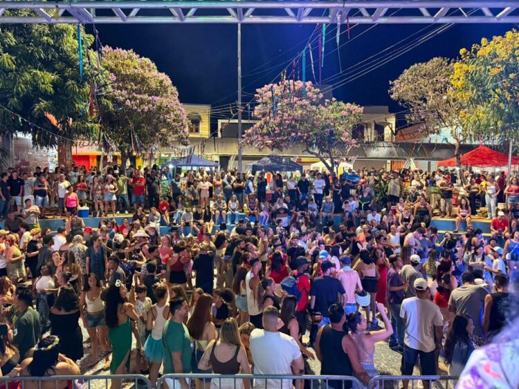 Carnaval na Praça da Matriz reúne grande público e celebra a cultura local